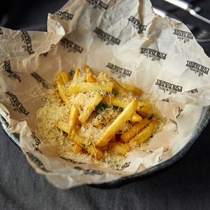 Картофель фри с сыром пармезан и трюфельным маслом