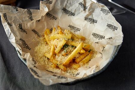 Картофель фри с сыром пармезан и трюфельным маслом