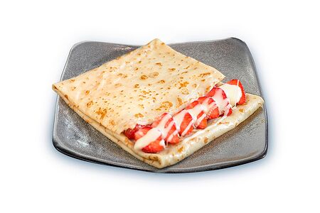 Блин с клубникой и сгущённым молоком