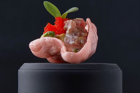 Тартар №49 с тунцом, авокадо и ореховым соусом