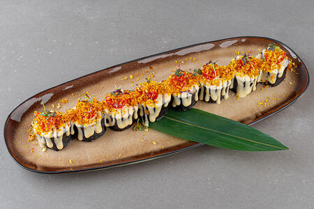 Ролл с лососем и черри кимчи