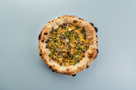 Пицца с белыми грибами