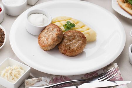 Котлеты из куриного бедра с картофельным пюре и сметаной