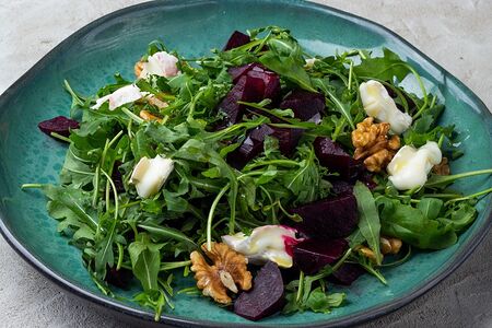 Козий камамбер с запеченной свеклой