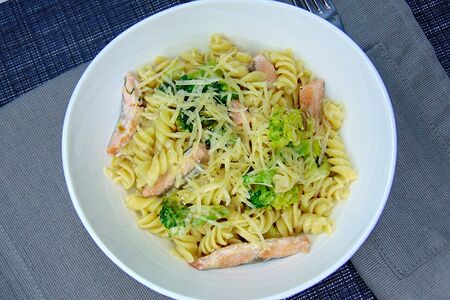 Большая паста с горбушей и брокколи