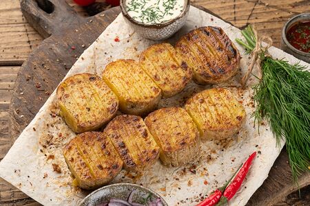 Картофель, запеченный на мангале со специями