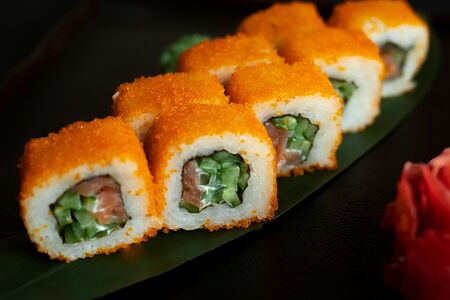 Ролл Калифорния с лососем