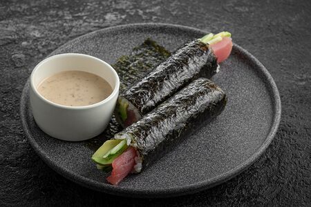 Хенд ролл с тунцом и маринованным имбирем