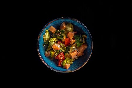 Салат с форелью и авокадо