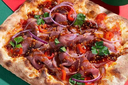 Пицца с ростбифом фирменного копчения