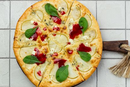 Хачапури по-мегрельски с грушей и ягодным соусом