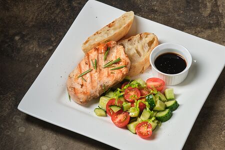 Стейк из куриной грудки с овощами