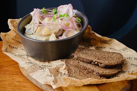 Грузди с красным луком и сметаной