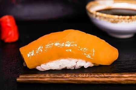 Суши с лососем