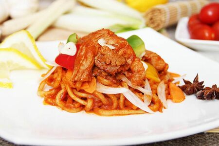 Удон со свининой в кисло-сладком соусе