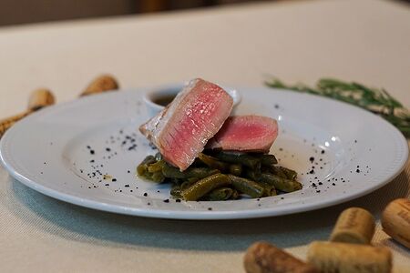 Стейк из тунца с фасолью