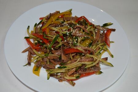 Язык с овощами