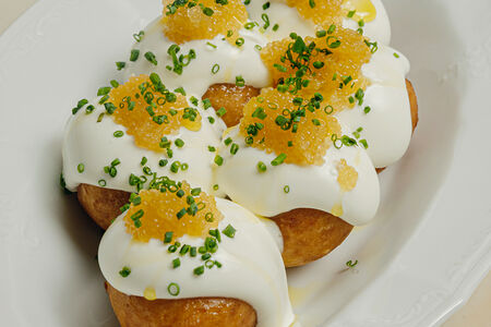 Картофельные пышки, копчёная сметана, щучья икра