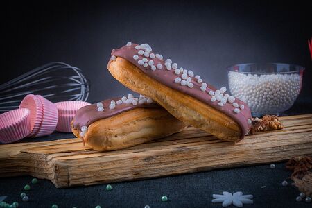 Эклер с шоколадным кремом