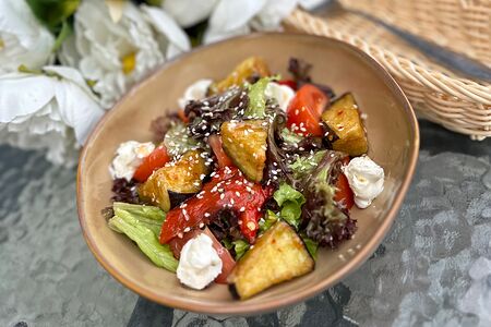 Салат с баклажанами и печёным перцем