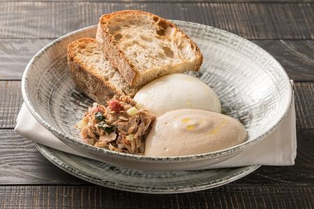 Буррата с консервированным тунцом и поджаренным хлебом