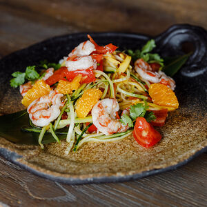 Салат с креветками су-вид, манго и апельсином