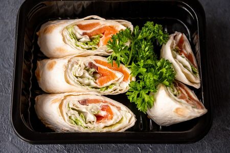 Ролл из лаваша с семгой