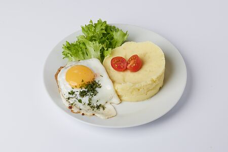 Бифштекс с яйцом и картофельное пюре