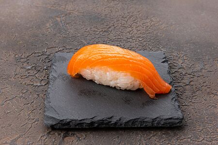 Суши Копченый лосось