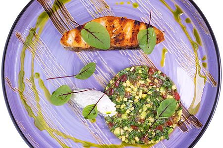 Стейк лосося с неаполитанской сальсой