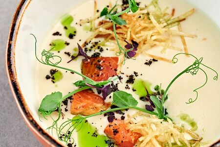 Сырный крем-суп с копченым лососем