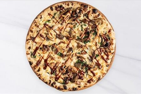 Цыпленок, грибы, шпинат, моцарелла, соус BBQ