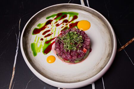 Тунец с гуакамоле и манго