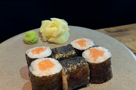 Маки с лососем