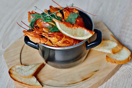 Раки вареные в соусе том ям