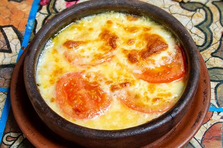 Сулугуни, запеченный с томатами