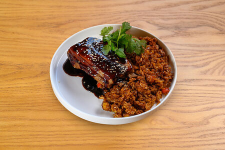 Жареный рис с овощами и рёбрами