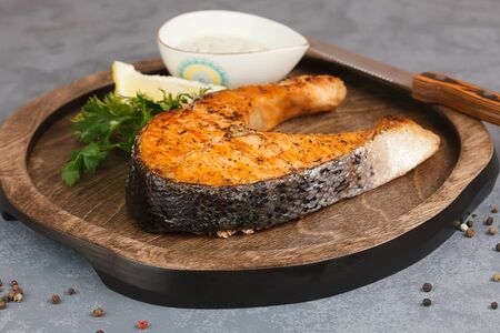 Стейк лосось на мангале
