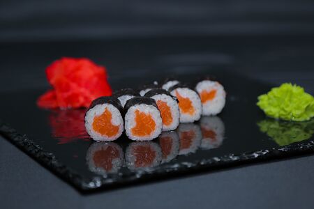 Мини-ролл с лососем