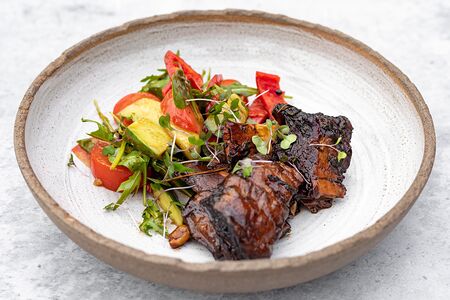 Говяжьи ребра со свежими овощами