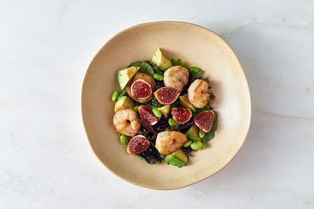 Креветки, инжир и соус алое-чили