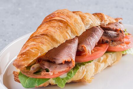 Круассан с пастрами