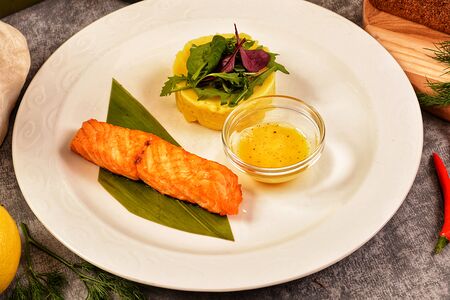 Лосось с картофельным пюре