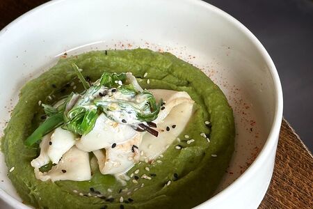 Нежный кальмар со шпинатным муссом и чукой