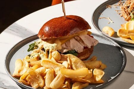 Бургер с мраморной говядиной с айоли из сосновой шишки и картофелем пай