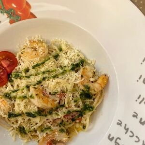 Спагетти с креветками и песто