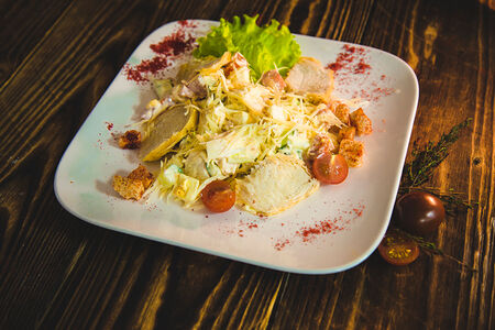 Салат Цезарь с цыпленком