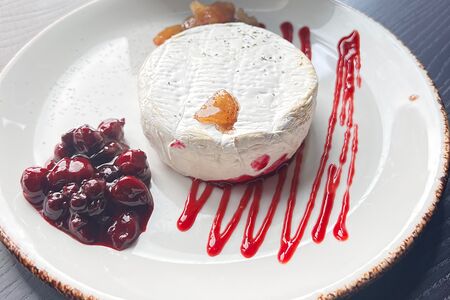 Запеченный камамбер с пряной вишней