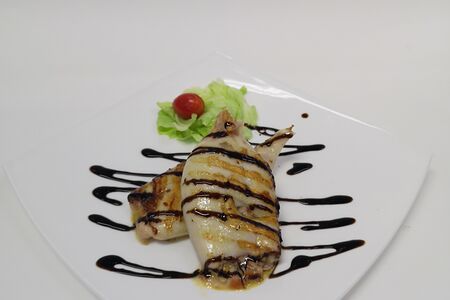 Кальмары, фаршированные овощами и сыром, обжаренные на гриле