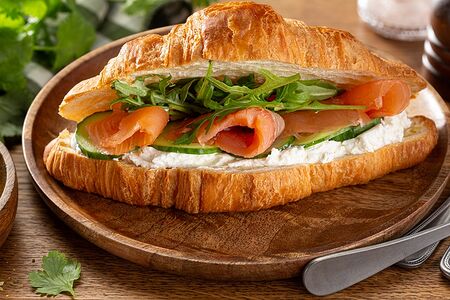 Круассан с лососем